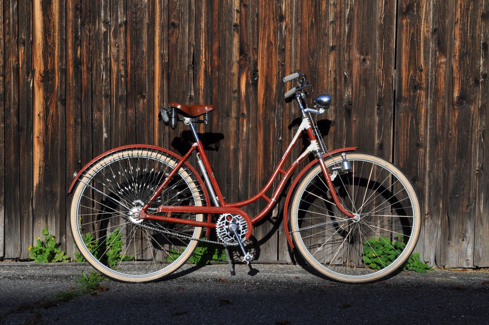 Puch Oldtimer Rad steht vor Scheunentor