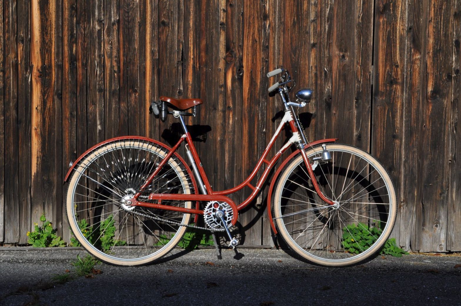 Puch Oldtimer Rad steht vor Scheunentor